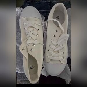 Women's White Low-Top Canvas Sneakers with Rubber Sole Nwot Size 9